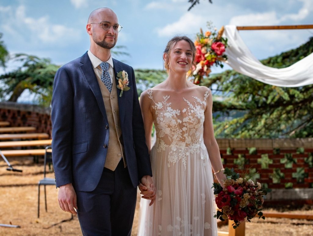 un couple de mariés devant l'arche