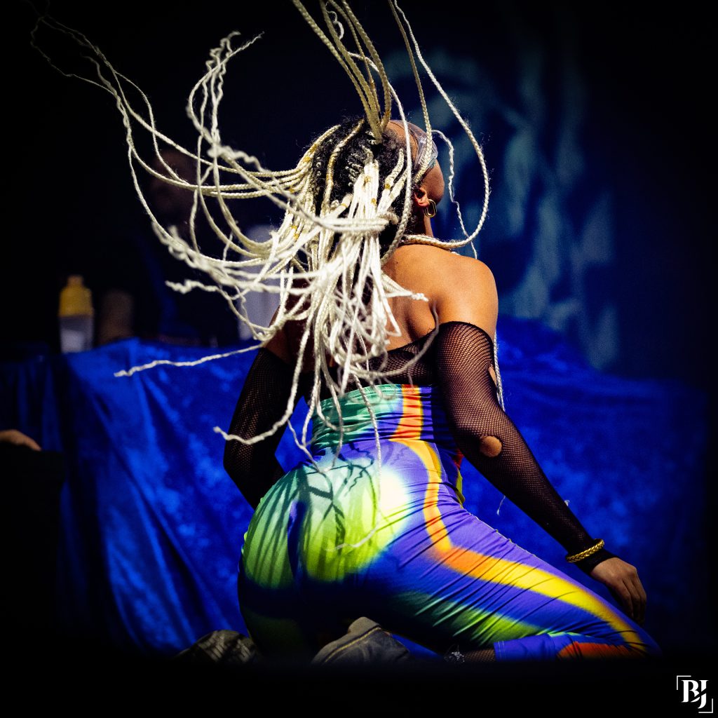 une femme entrain de danser sur scène