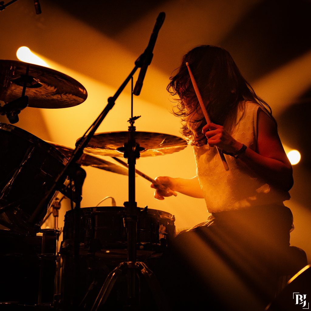 une batteuse lors d'un concert